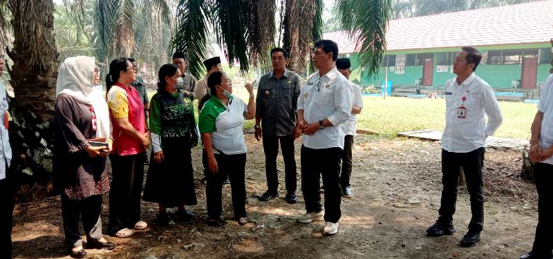 Bupati Barito Utara Shalahuddin didampingi Wabup Felix SY. Tingan, melaksanakan peninjuan rehabilitasi SDN 2 Batu Raya I, Kecamatan Gunung Timang, Jumat, 11 September 2026.(Foto/Dok) 
