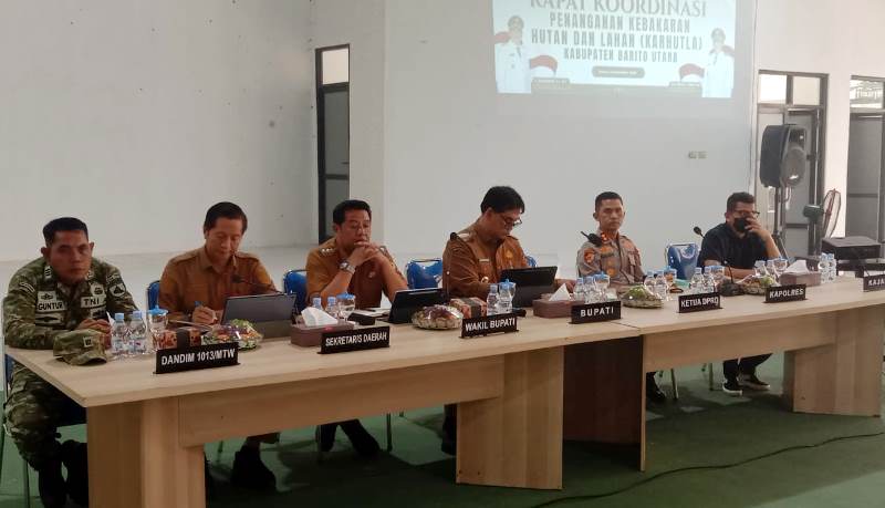 Bupati Barito Utara Shalahuddin didampingi Wabup Felix SY. Tingan, Sekda Muhlis, dan  Forkopimda  saat pimpin rakor penanggulangan karhutla di wilayah Teweh Selatan, Selasa, 15 September 2026.(Foto/IST) 

