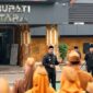 Bupati Barito Utara Shalahuddin memimpin apel pagi di halaman Setda Barito Utara, Senin (14/9/2026).(Foto/Prokopim Setda)
