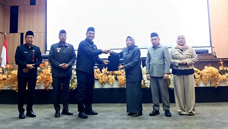 Bupati Barito Utara Shalahuddin didampingi Wabup Felix SY. Tingan, dan Sekda Muhlis menyerahkan pidato pengantar KUA PPAS 2027 dan materi rapat LKPJ tahun 2025 kepada ketua DPRD Mery Rukaini didampingi Waket I dan Waket II pada rapat paripurna DPRD di Muara Teweh, Selasa, 14 Juli 2026.(Abram/Tegaklurus.net)