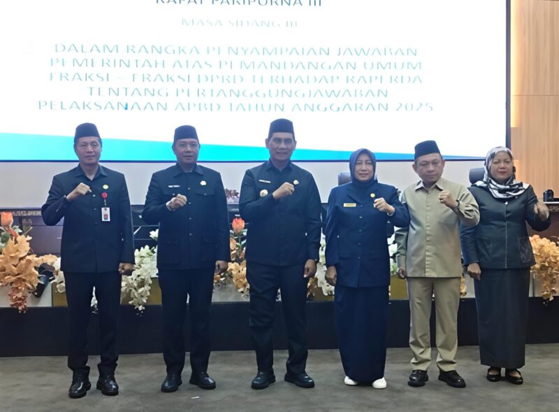 Bupati Barito Utara Shalahuddin bersama Ketua DPRD Barito Utara Mery Rukaini didampingi Wabup, sekda, Waket I dan Waket II DPRD menghadiri rapat paripurna di gedung DPRD, Muara Teweh, Senin, 20 Juli 2026.(Abram/Tegaklurus.net)