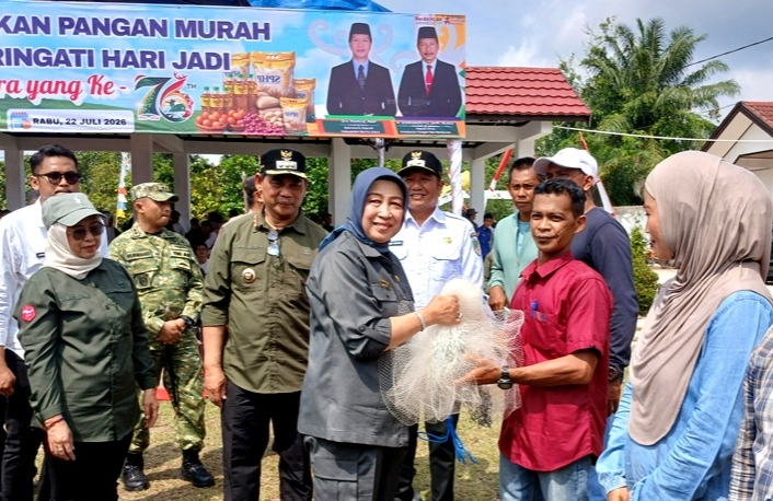 Ketua DPRD Barito Utara/Demokrat, Mery Rukaini menyerahkan bantuan alat perikanan kepada masyarakat saat menghadiri kegiatan Restocking benih ikan di kawasan DAM Trinsing, Kecamatan Teweh Selatan, Rabu (22/7/2026).(Hersan/tegaklurus.net)