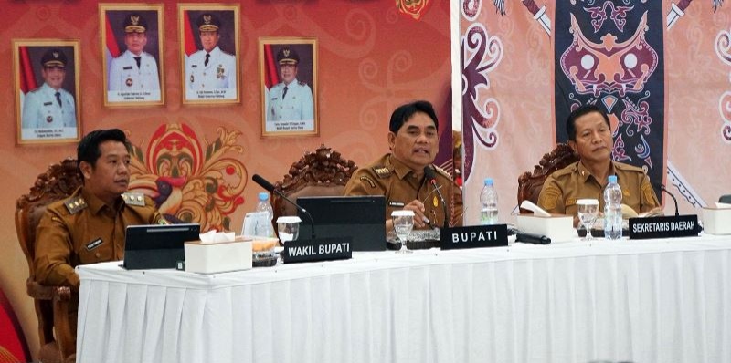 Bupati Barito Utara Shalahuddin didampingi Wabup  Felix SY. Tingan dan Sekda Muhlis, memimpin Rakor Pengendalian Pembangunan Kabupaten Barito Utara Tahun 2026 di Balai Antang, Muara Teweh, Selasa, 1 September 2026. (Foto/Diskominfosandi Barito Utara) 
