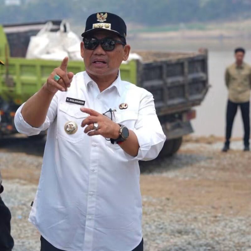 Bupati Barito Utara Shalahuddin, bersama para pejabat teras meninjau pembangunan Jembatan Sikan-Tumpung Laung, Selasa, 25 Agustus 2026.(Foto/Capture FB Shalahuddin)
