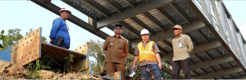 Bupati Barito Utara Shalahuddin bersama Kepala Dinas Perkimtam, dan Dinas PUPR Barito Utara meninjau progres sejumlah proyek pembangunan infrastruktur di daerah ini, Selasa, 11 Agustus 2026.(Foto/ Diskominfosandi Barito Utara)