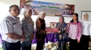 Ketua Dekranasda Barito Utara Maya Savitri Shalahuddin menyerahkan materi pelatihan kepada peserta Pelatihan Lanjutan Modifikasi Kulit dan Anyaman Rotan di Tepian Kolam Barakati Muara Teweh, Rabu, 9 September 2026.(Abram/Tegaklurus.net)