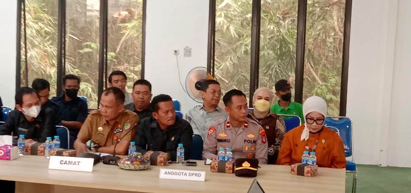 Anggota DPRD Barito Utara menghadiri rapat koordinasi (rakor) penanganan karhutla di  Kecamatan Teweh Selatan di aula kecamatan, Selasa, 15 September 2026.(Foto/IST) 