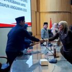 Juru Bicara Fraksi Karya Indonesia Raya, Sri Neny Trianawati menyerahkan pendapat akhir fraksi kepada Ketua DPRD Barito Utara di Muara Teweh, Kamis, 17 September 2026.(Foto/Dok) 
