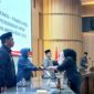 Juru bicara Fraksi Aspirasi Rakyat, Jamilah, menyerahkan pendapat akhir fraksinya kepada Ketua DPRD Barito Utara Mery Rukaini di Muara Teweh, Kamis 17 September 2026.(Hersan/Tegaklurus.net) 
