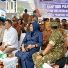 Ketua DPRD Barito Utara/Demokrat, Mery Rukaini menghadiri penyeluran bantuan pangan karhutla dari gubernur Kalteng di halaman kantor bupati di Muara Teweh, Senin, 21 September 2026.(Hersan/Tegaklurus.net)  