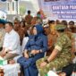 Ketua DPRD Barito Utara/Demokrat, Mery Rukaini menghadiri penyeluran bantuan pangan karhutla dari gubernur Kalteng di halaman kantor bupati di Muara Teweh, Senin, 21 September 2026.(Hersan/Tegaklurus.net)  